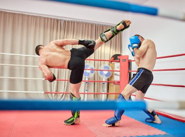 İki kickbox boksör ringde fikir tartışması