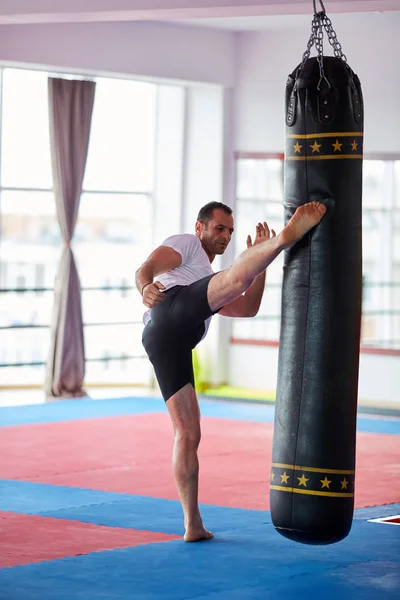 Тренировка Боксера Тяжелой Сумкой Спортзале — стоковое фото