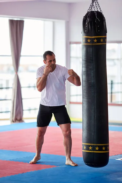 ジムで重いかばんとトレーニング Kickbox 戦闘機 — ストック写真