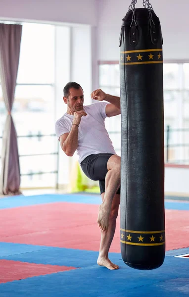 Kickbox Bojovník Trénuje Těžkou Tašku Tělocvičně — Stock fotografie