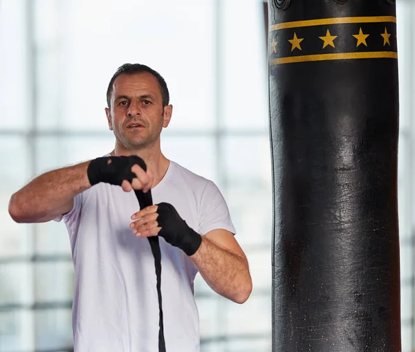 Kickbox Vechter Training Met Zware Tas Sportschool — Stockfoto