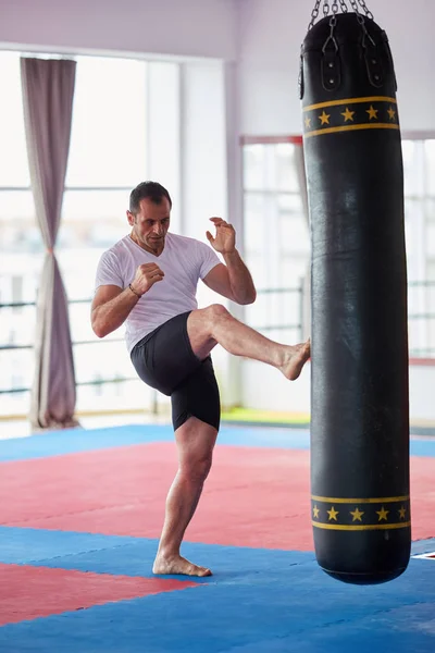 Kickbox Kämpfertraining Mit Schwerer Tasche Fitnessstudio — Stockfoto
