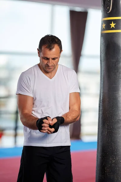 Μαχητής Kickbox Κατάρτισης Βαριά Τσάντα Στο Γυμναστήριο — Φωτογραφία Αρχείου