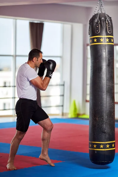 Kickbox Bojovník Trénuje Těžkou Tašku Tělocvičně — Stock fotografie