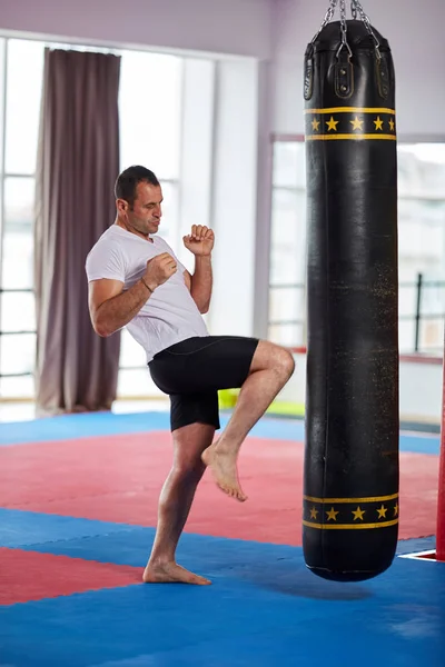 Kickbox Kämpfertraining Mit Schwerer Tasche Fitnessstudio — Stockfoto