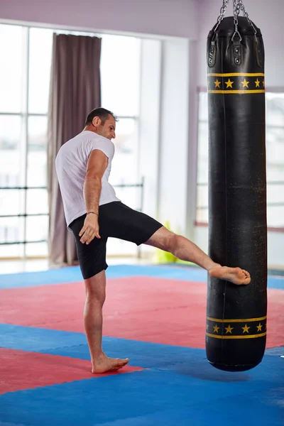 Kickbox Fighter Training Con Borsa Pesante Palestra — Foto Stock