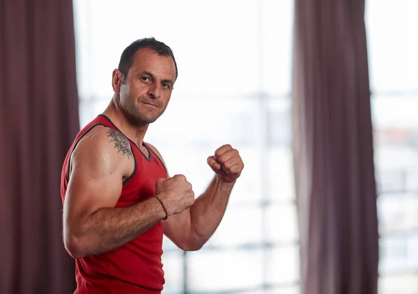 Spor Salonunda Seçici Odak Eğitim Kickbox Avcı — Stok fotoğraf