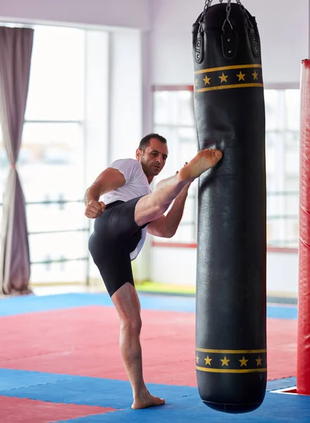 Kickbox Kämpfertraining Mit Schwerer Tasche Fitnessstudio — Stockfoto