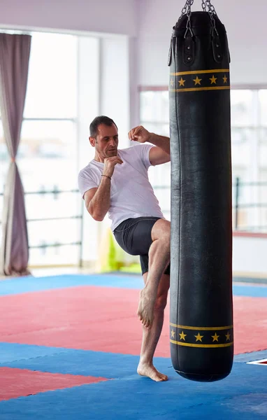 Kickbox Entrenamiento Combate Con Bolsa Pesada Gimnasio —  Fotos de Stock