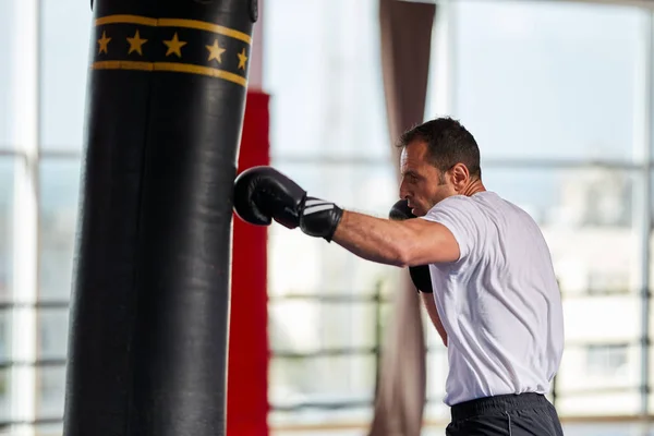 Kickbox Bojovník Trénuje Těžkou Tašku Tělocvičně — Stock fotografie