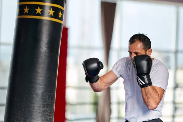 클럽에서 무거운 Kickbox 전투기 — 스톡 사진