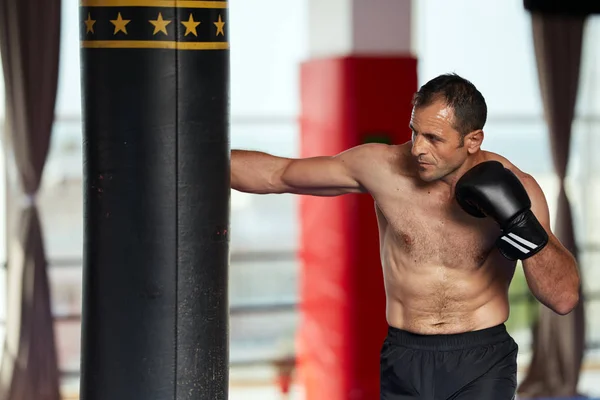Kickbox Lutador Treinamento Com Saco Pesado Ginásio — Fotografia de Stock