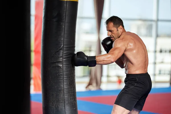 Kickbox Bojovník Trénuje Těžkou Tašku Tělocvičně — Stock fotografie