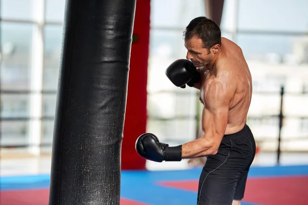 Kickbox Vechter Training Met Zware Tas Sportschool — Stockfoto
