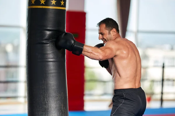 Kickbox Lutador Treinamento Com Saco Pesado Ginásio — Fotografia de Stock