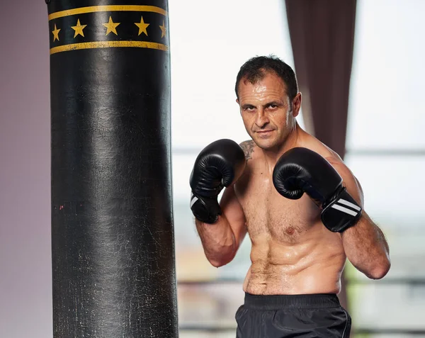 Μαχητής Kickbox Κατάρτισης Βαριά Τσάντα Στο Γυμναστήριο — Φωτογραφία Αρχείου