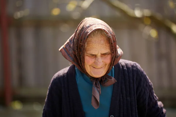 一个带着逗乐表情的老农女人的衣服 — 图库照片