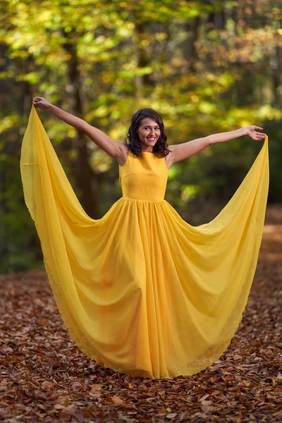 Mujer Joven Feliz Vestido Amarillo Largo Bailando Paisaje Otoñal —  Fotos de Stock