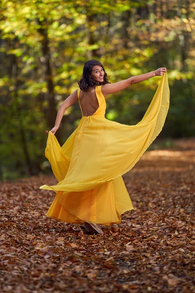 Mujer Joven Feliz Vestido Amarillo Largo Bailando Paisaje Otoñal — Foto de Stock