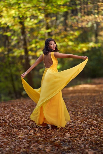 Mujer Joven Feliz Vestido Amarillo Largo Bailando Paisaje Otoñal —  Fotos de Stock