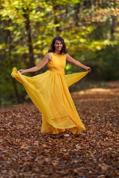 Šťastná Mladá Žena Dlouhých Žlutých Šatech Tančí Podzimní Krajině — Stock fotografie