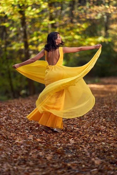 Mujer Joven Feliz Vestido Amarillo Largo Bailando Paisaje Otoñal — Foto de Stock