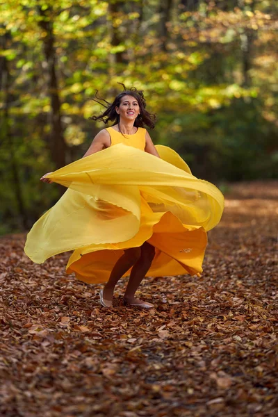 Jovem Feliz Vestido Amarelo Longo Dançando Uma Paisagem Outono — Fotografia de Stock