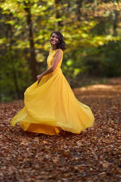 Uzun Sarı Elbiseli Mutlu Genç Kadın Sonbahar Manzarasında Dans Ediyor — Stok fotoğraf