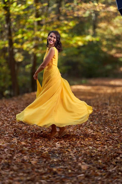 Счастливая Молодая Женщина Длинном Желтом Платье Танцует Осеннем Пейзаже — стоковое фото