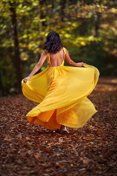 Щаслива Молода Жінка Довгій Жовтій Сукні Танцює Осінньому Пейзажі — стокове фото