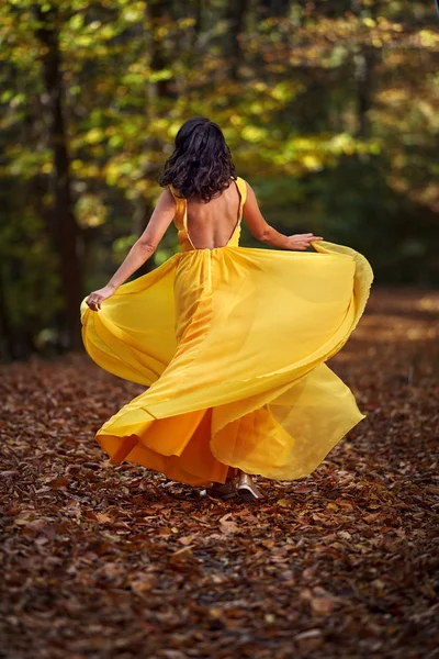 Mujer Joven Feliz Vestido Amarillo Largo Bailando Paisaje Otoñal — Foto de Stock