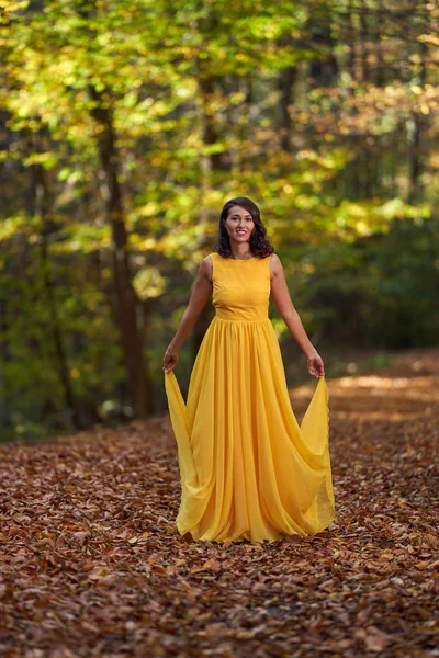 Jovem Feliz Vestido Amarelo Longo Dançando Uma Paisagem Outono — Fotografia de Stock