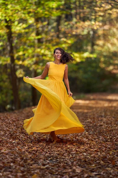 Jovem Feliz Vestido Amarelo Longo Dançando Uma Paisagem Outono — Fotografia de Stock