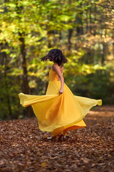 Jovem Feliz Vestido Amarelo Longo Dançando Uma Paisagem Outono — Fotografia de Stock