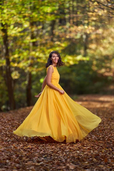 Mujer Joven Feliz Vestido Amarillo Largo Bailando Paisaje Otoñal —  Fotos de Stock