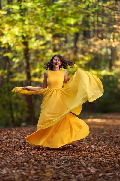 Mujer Joven Feliz Vestido Amarillo Largo Bailando Paisaje Otoñal — Foto de Stock