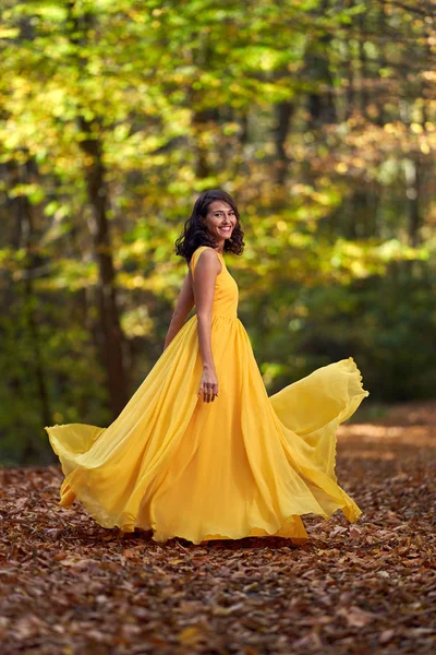 Mujer Joven Feliz Vestido Amarillo Largo Bailando Paisaje Otoñal — Foto de Stock