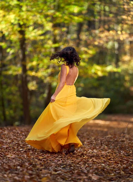 Šťastná Mladá Žena Dlouhých Žlutých Šatech Tančí Podzimní Krajině — Stock fotografie