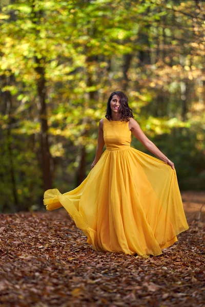 Glückliche Junge Frau Langen Gelben Kleid Tanzt Einer Herbstlichen Landschaft — Stockfoto