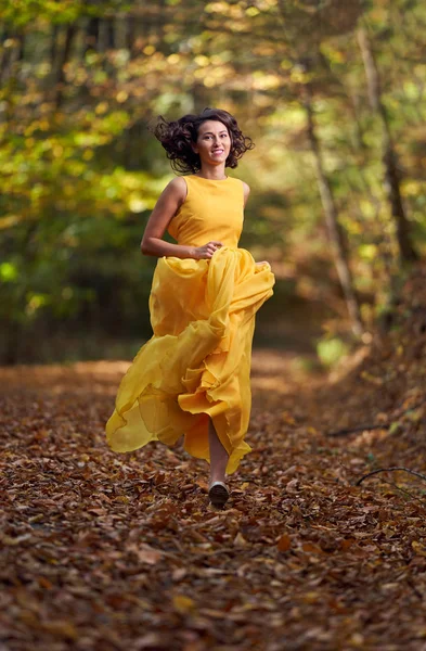 Jovem Feliz Vestido Amarelo Correndo Floresta — Fotografia de Stock