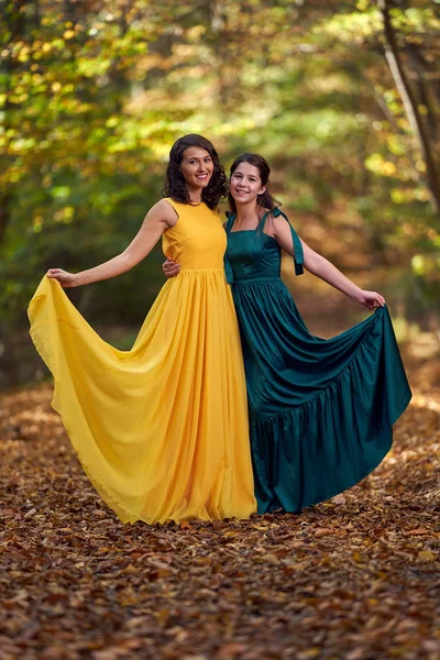 两个穿着长裙的女孩在森林里 — 图库照片