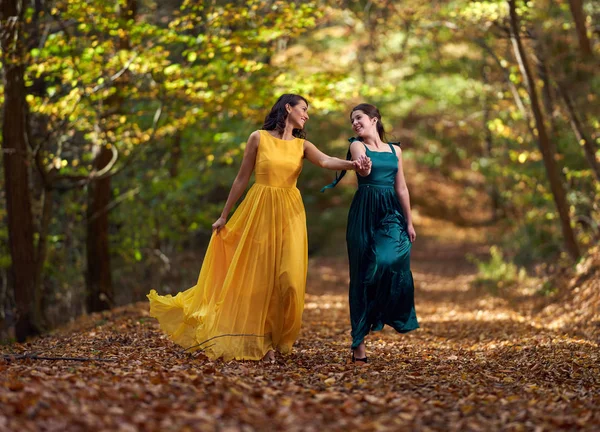 Duas Meninas Vestido Longo Floresta — Fotografia de Stock