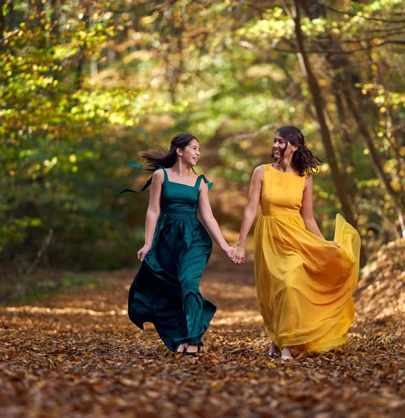 Deux Filles Robe Longue Dans Forêt — Photo