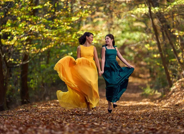 Zwei Mädchen Langen Kleidern Wald — Stockfoto