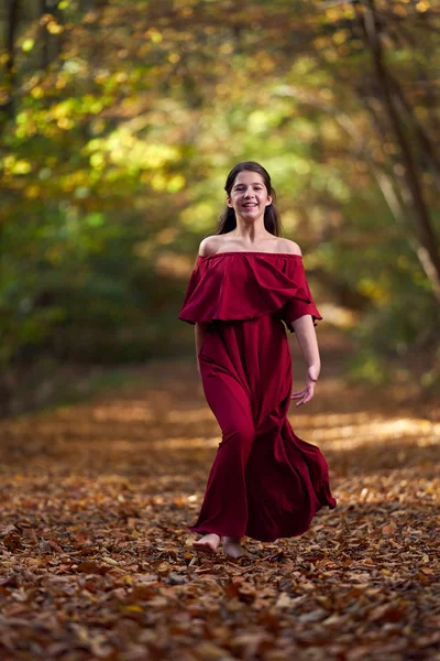 Jovem Adolescente Vestido Vermelho Floresta — Fotografia de Stock