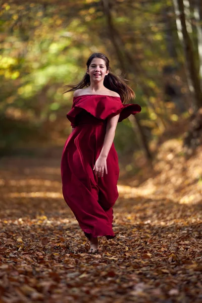 Fiatal Tizenéves Lány Piros Ruhában Erdőben — Stock Fotó