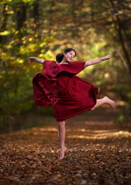 Joven Adolescente Vestido Rojo Bailando Bosque — Foto de Stock