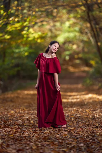 Młoda Nastolatka Czerwonej Sukience Lesie — Zdjęcie stockowe