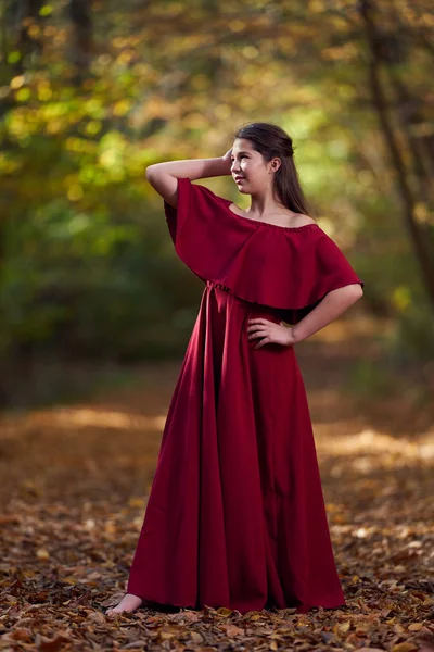 Junges Teenager Mädchen Rotem Kleid Wald — Stockfoto