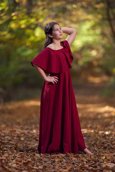 Junges Teenager Mädchen Rotem Kleid Wald — Stockfoto